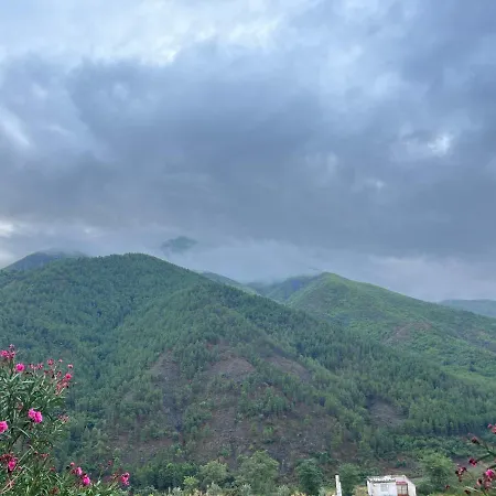 Montagna Hostel, And Campsite Motel *