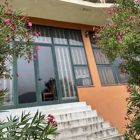 Montagna Hostel, And Campsite Motel